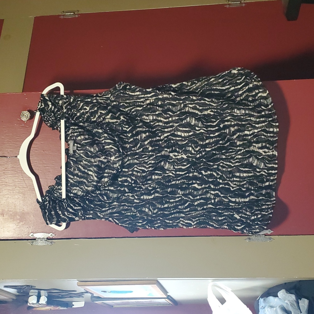 Daisy Fuentes Black and White Sleeveless Top